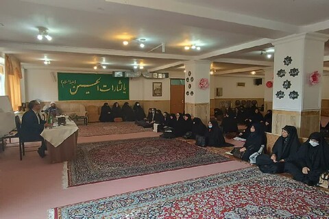 تصاویر/ نشست بصیرتی طلاب مدرسه علمیه الزهرا سلام الله خوی