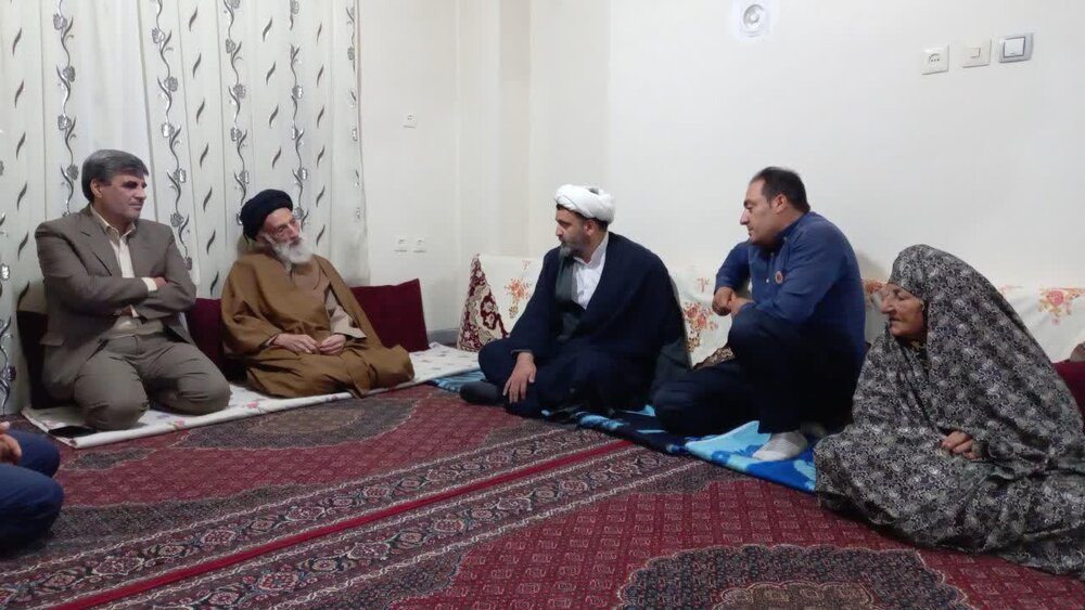 تجلیل آیت الله موسوی اصفهانی از خانواه شهید اهل تسنن