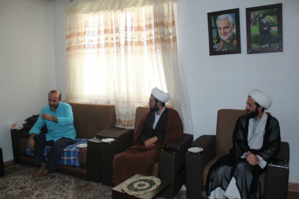 عیادت مدیر حوزه علمیه کردستان از مدافع امنیت + تصاویر
