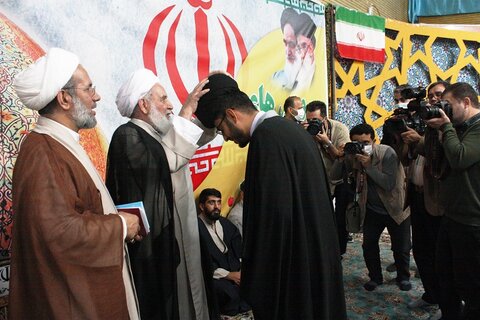 تصاویر/ مراسم عمامه گذاری توسط نماینده معظم ولی فقیه در استان کرمانشاه