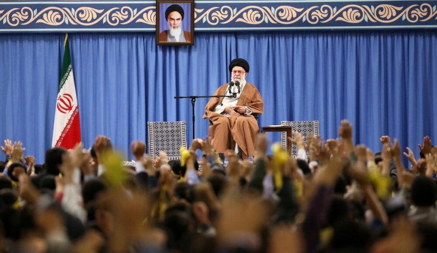 قائد الثورة الاسلامية يستقبل جمعا من الطلاب يوم الاربعاء قائد الثورة الاسلامية يستقبل جمعا من الطلاب يوم الاربعاء