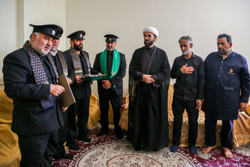تصاویر/ دیدار خدام حرم مطهر رضوی با خانواده شهیدان کشاورز و پور عیسی در شیراز