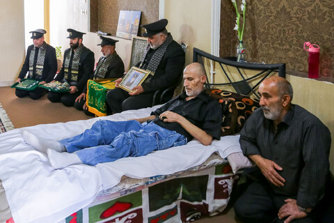 تصاویر/ دیدار خدام حرم مطهر رضوی با خانواده شهیدان کشاورز و پور عیسی در شیراز