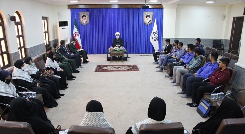 امام جمعه بوشهر حرف‌های دانش‌آموزان را شنید