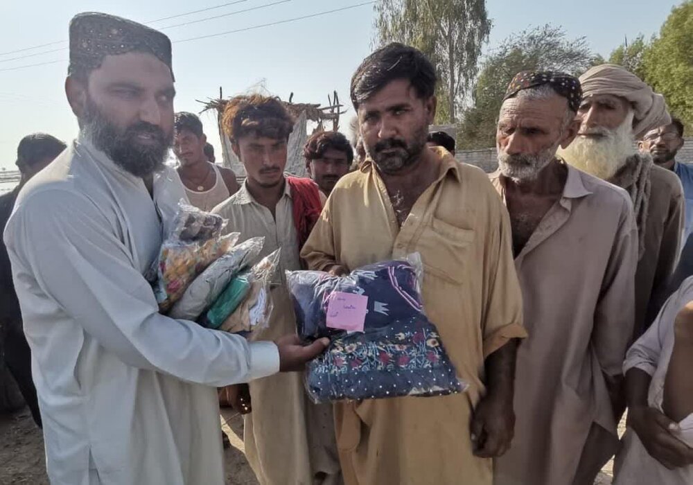 متاثرین سیلاب کے درمیان راشن، کپڑے اور سوئیٹر تقسیم