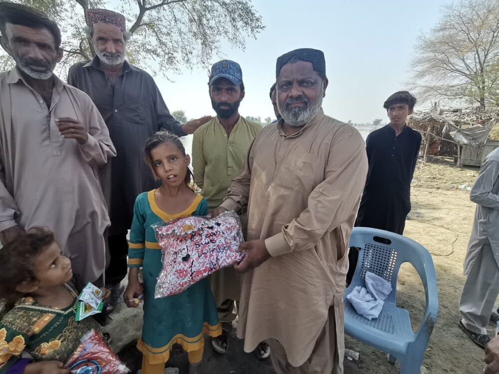 متاثرین سیلاب کے درمیان راشن، کپڑے اور سوئیٹر تقسیم