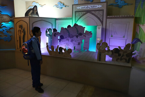 حضور دانش‌آموزان در نمایشگاه تجسمی حریم حرم