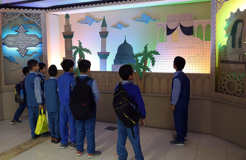 حضور دانش‌آموزان در نمایشگاه تجسمی حریم حرم