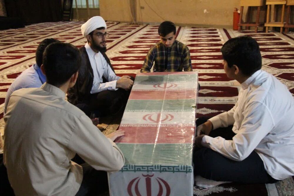 برگزاری ویژه برنامه شبی با شهدا در مدرسه علمیه الغدیر+ عکس