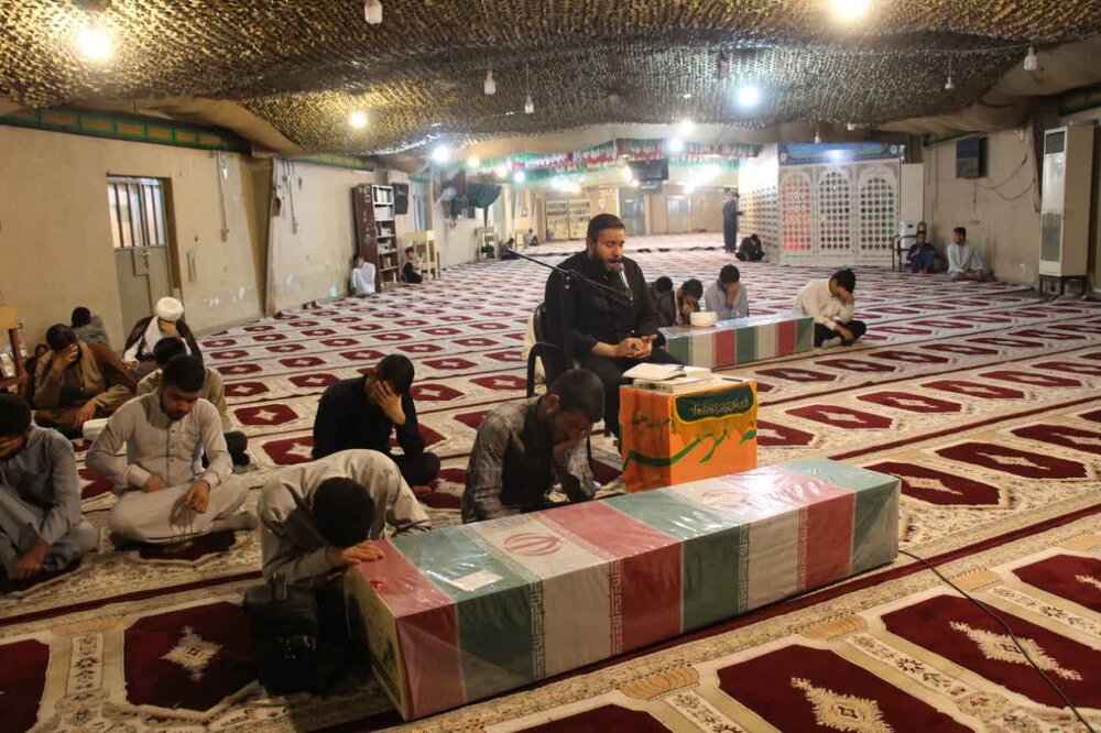 برگزاری ویژه برنامه شبی با شهدا در مدرسه علمیه الغدیر+ عکس