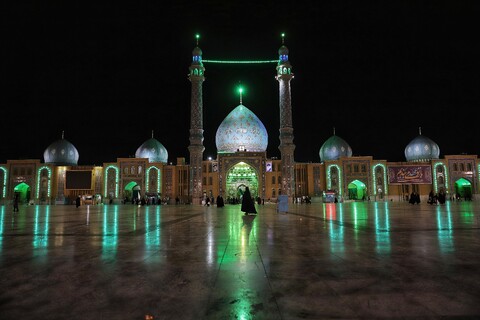 تصاویر/ حال و هوای مسجد مقدس جمکران در شب ولادت امام حسن عسکری (ع)