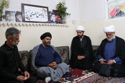 ابلاغ سلام آیت الله اعرافی به خانواده شهدای تروریستی شیراز