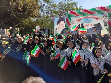 فیلم| اجرای سرود شهید حاج قاسم سلیمانی در مراسم ۱۳ آبان کاشان