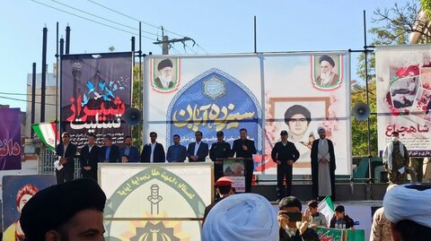 تصاویر/ حضور طلاب و روحانیون مدرسه علمیه امام صادق (ع) بیجار در راهپیمایی 13 آبان