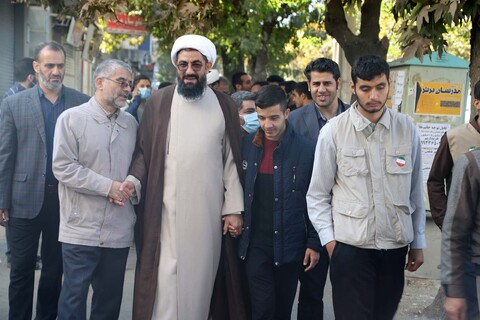 تصاویر / حضور امام جمعه همدان در جمع دانش آموزان حاضر در راهپیمایی ۱۳ آبان