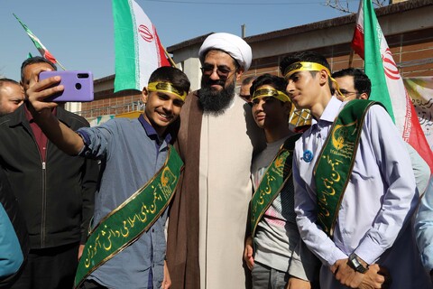 تصاویر / حضور امام جمعه همدان در جمع دانش آموزان حاضر در راهپیمایی ۱۳ آبان