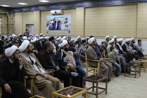 تصاویر/ نشست صمیمی امام جمعه زنجان با جمعی از دانش آموزان به مناسبت ۱۳ آبان