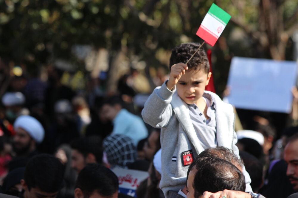 تصاویری از حضور دهه نودی‌ها در راهپیمایی ۱۳ آبان