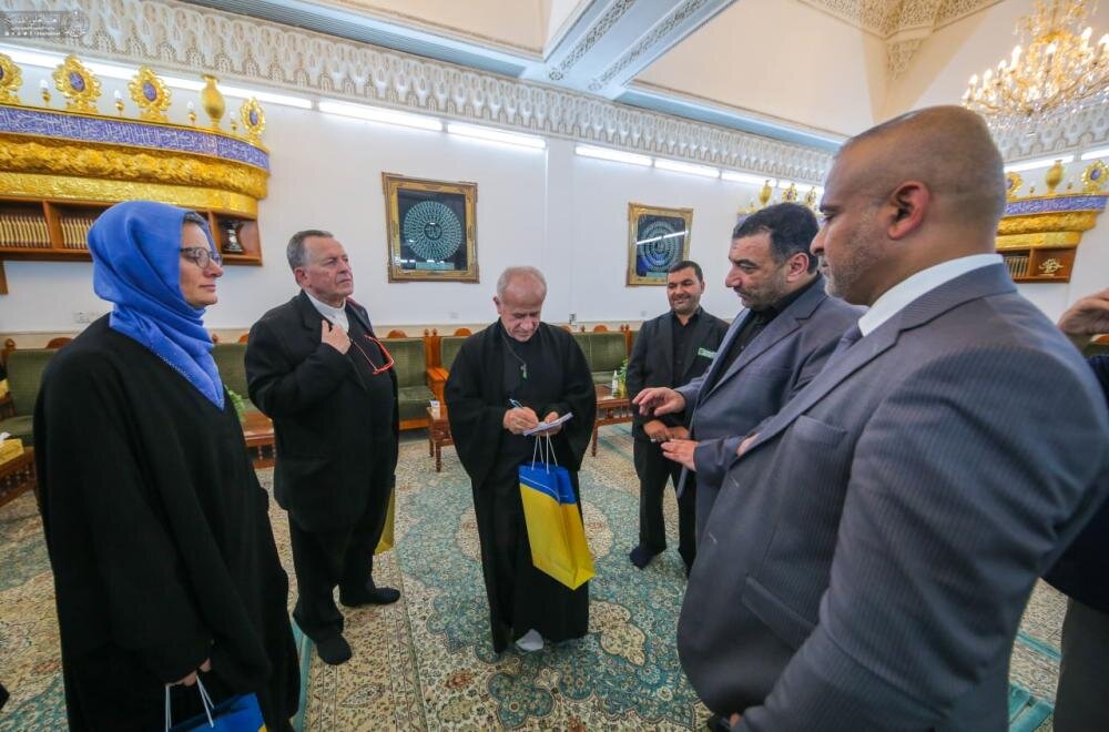 وفد كنائسي إيطالي يتشرف بزيارة مرقد المولى أمير المؤمنين عليه السلام وفد كنائسي إيطالي يتشرف بزيارة مرقد المولى أمير المؤمنين عليه السلام
