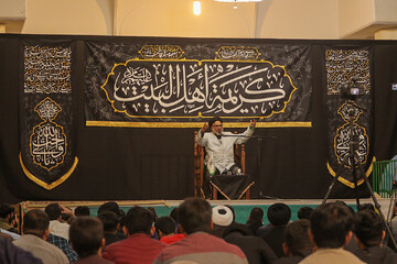 برپایی مجلس عزا به دو زبان عربی و اردو در حرم حضرت معصومه(س)+ تصاویر