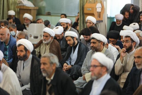 تصاویر/ تجمع مدیریت، اساتید، کادر، طلاب و روحانیون قزوین در محکومیت جنایات اخیر استکبار جهانی در به شهادت رساندن مدافعین حریم امنیت و تخریب اموال عمومی