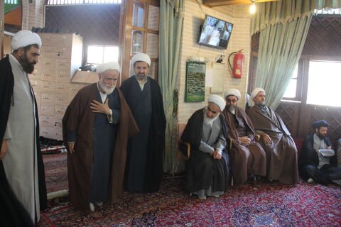 تصاویر/ تجمع مدیریت، اساتید، کادر، طلاب و روحانیون قزوین در محکومیت جنایات اخیر استکبار جهانی در به شهادت رساندن مدافعین حریم امنیت و تخریب اموال عمومی