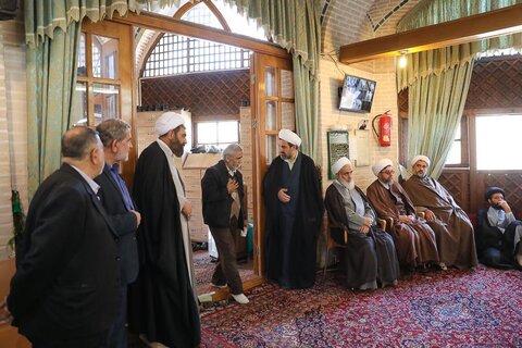 تصاویر/ تجمع مدیریت، اساتید، کادر، طلاب و روحانیون قزوین در محکومیت جنایات اخیر استکبار جهانی در به شهادت رساندن مدافعین حریم امنیت و تخریب اموال عمومی