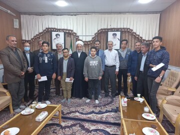 تصاویر/ دیدار دانش آموزان فرزند شهید با امام جمعه آران و بیدگل