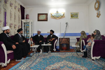 نماینده آیت الله اعرافی به منزل روحانی مجروح اغتشاشات رفت + عکس