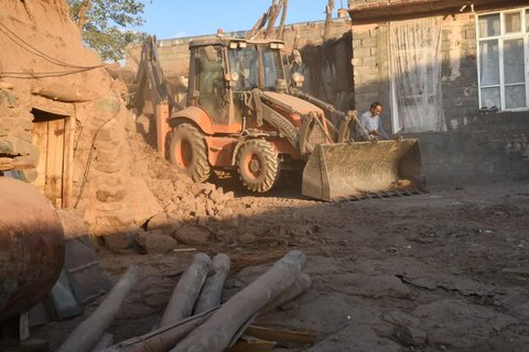 تصاویر/ بازدید امام جمعه شهرستان خوی از روند آواربرداری منازل زلزله زده