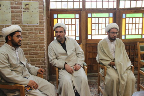 تصاویر /نشست مدیر حوزه علمیه استان قزوین با اساتید ،طلاب وکادر مدرسه علمیه صالحیه