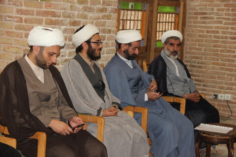 تصاویر /نشست مدیر حوزه علمیه استان قزوین با اساتید ،طلاب وکادر مدرسه علمیه صالحیه