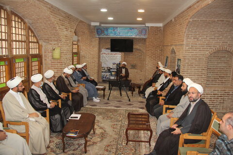 تصاویر /نشست مدیر حوزه علمیه استان قزوین با اساتید ،طلاب وکادر مدرسه علمیه صالحیه