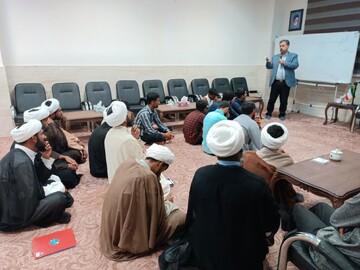 تصاویر/ جلسه تحلیل و بررسی تحولات منطقه در حوزه علمیه قشم