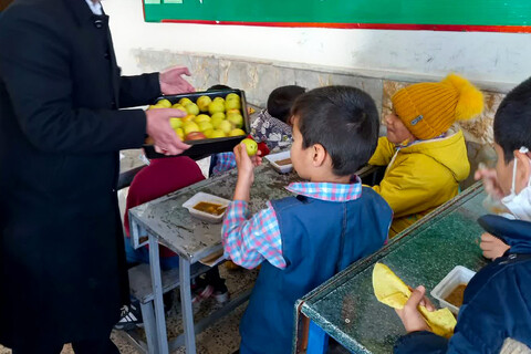 تصاویر/ توزیع غذای گرم در مدارس توسط خدام حرم مطهر رضوی