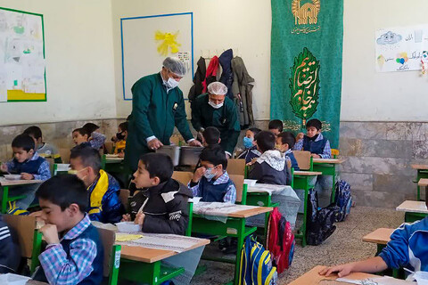تصاویر/ توزیع غذای گرم در مدارس توسط خدام حرم مطهر رضوی