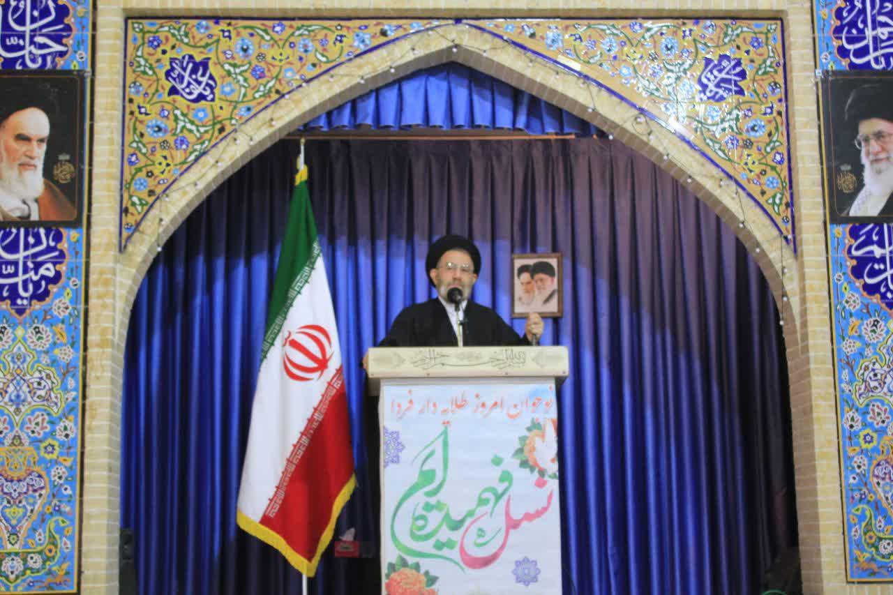 با خدمتگزاری صادقانه و جهادی، شکاف بین دولت و مردم کاهش می‌یابد