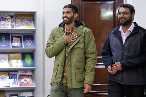 تصاویر/ اهدای مدال محمد انصاری به آستان قدس رضوی