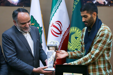 تصاویر/ اهدای مدال محمد انصاری به آستان قدس رضوی