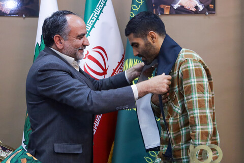 تصاویر/ اهدای مدال محمد انصاری به آستان قدس رضوی