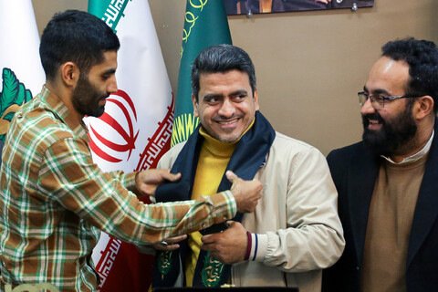 تصاویر/ اهدای مدال محمد انصاری به آستان قدس رضوی