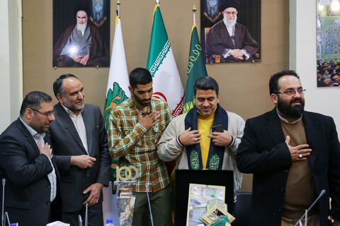 تصاویر/ اهدای مدال محمد انصاری به آستان قدس رضوی