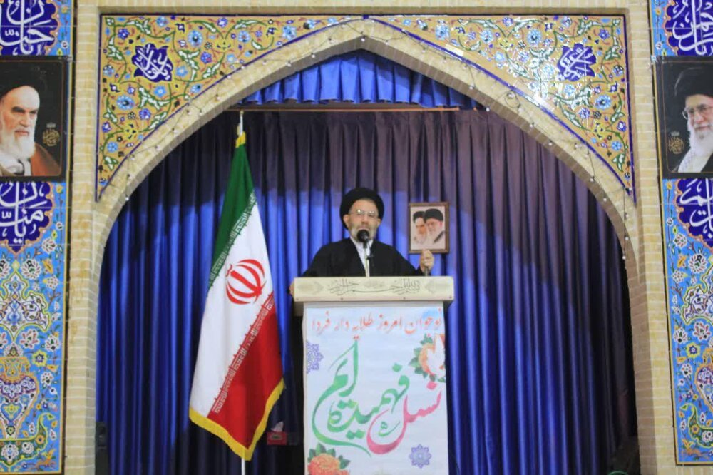 با خدمتگزاری صادقانه و جهادی، شکاف بین دولت و مردم کاهش مییابد