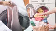वॉशिंग मशीन से कपड़े धोना 