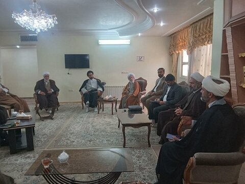 نشست صمیمی رئیس مرکز خدمات با مدیران نهادهای حوزوی خراسان جنوبی