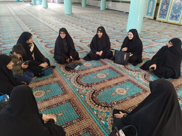 طلاب خواهر تکاب به تبلیغ حجاب در سطح شهر می پردازند