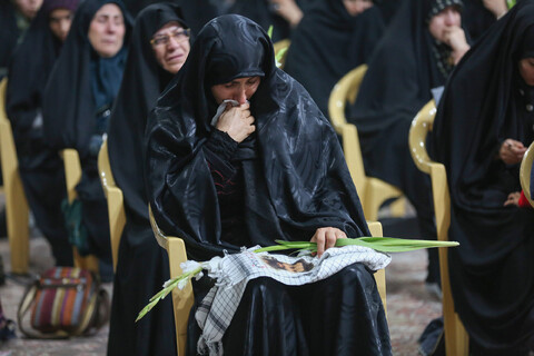 آیین غبار روبی و گل افشانی مزار شهدای 25 آبان توسط خواهران