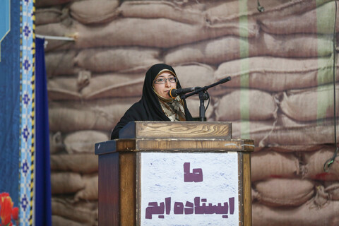 آیین غبار روبی و گل افشانی مزار شهدای 25 آبان توسط خواهران