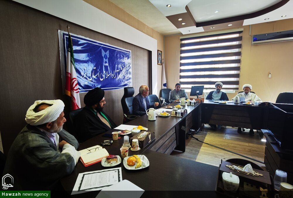 نشست بررسی و عملیاتی سازی تفاهمنامه همکاری حوزه علمیه و دانشگاه آزاد اسلامی در یزد