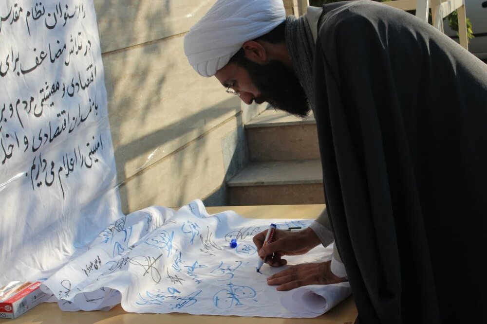 تجمع طلاب و روحانیون پاکدشت در محکومیت مفسدان اقتصادی و اخلاگران امنیتی + عکس